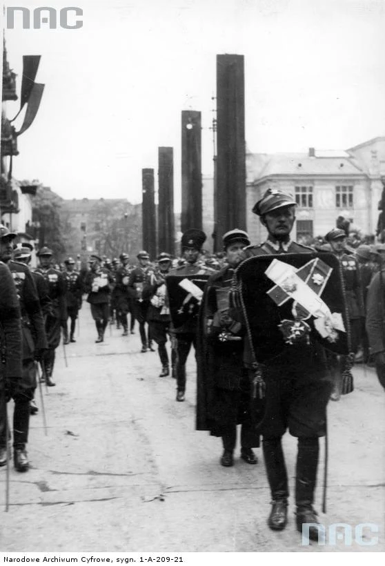 Kraków, 18.05.1935, oficerowie armii państw obcych z odznaczeniami Józefa Piłsudskiego w kondukcie pogrzebowym