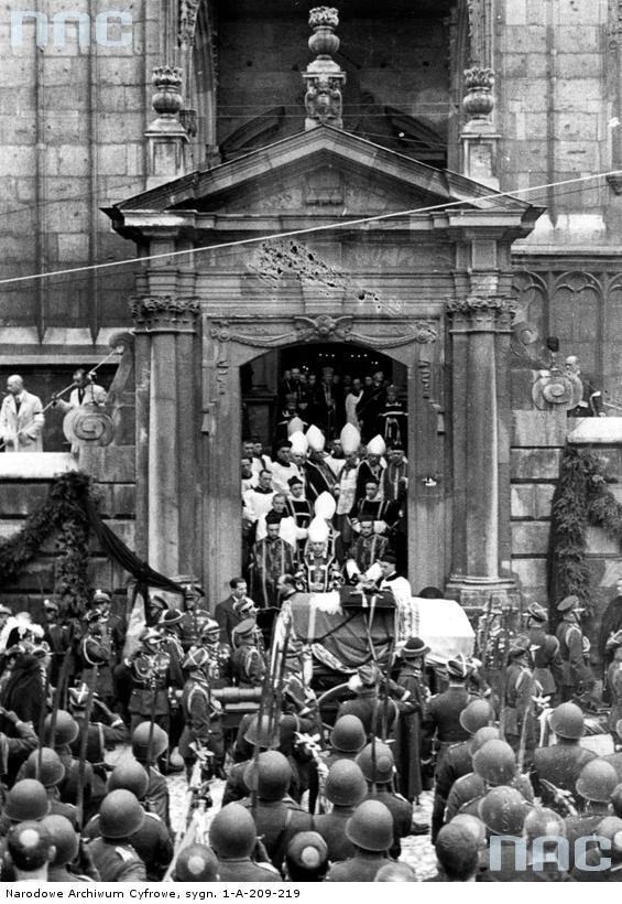 Kraków, 18.05.1935, laweta z trumną przed katedrą na Wawelu