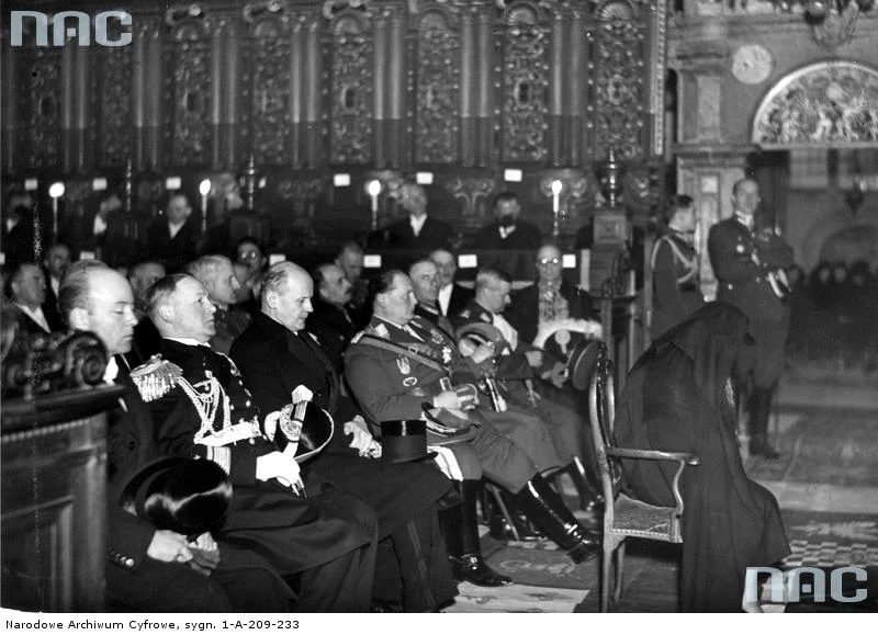 Kraków, 18.05.1935, nabożeństwo żałobne w katedrze wawelskiej.  Widoczni m.in.: Aleksandra Piłsudska (siedzi na fotelu), ambasador Niemiec Hans von Moltke (drugi z lewej w pierwszym rzędzie), marszałek Rzeszy Hermann Gorenig (3. z lewej w pierwszym rzędzie)