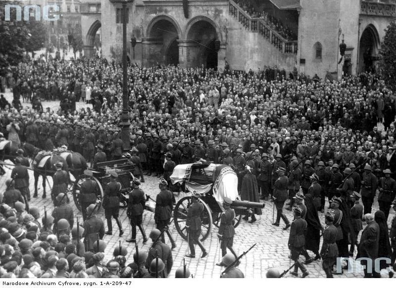 Kraków, 18.05.1935, trumna Józefa Piłsudskiego w kondukcie pogrzebowym na Rynku Głównym