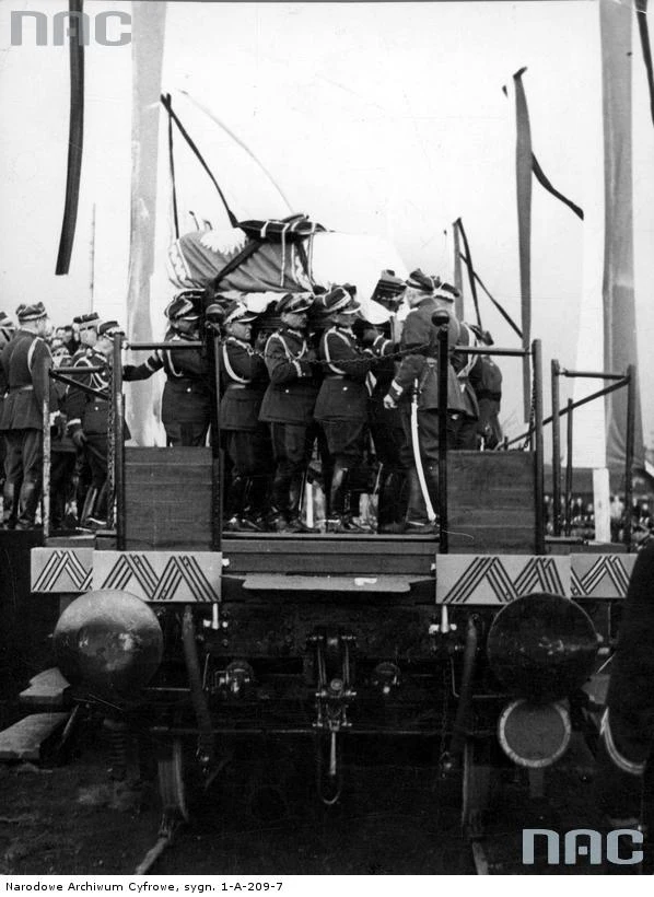 Kraków 18.05.1935, generałowie Wojska Polskiego znoszą trumną z platformy kolejowej na Dworcu Głównym