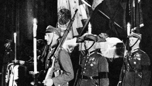 Ciało Marszałka wystawione w salonie belwederskim zamienionym na kaplicę pod sztandarami bojowników o wolność z 1831 i 1863 roku i Legionów Polskich