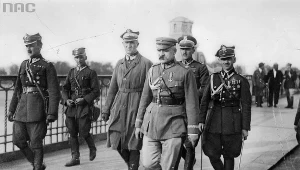 Marszałek Józef Piłsudski w otoczeniu oficerów na moście Poniatowskiego udaje się na spotkanie z prezydentem Stanisławem Wojciechowskim