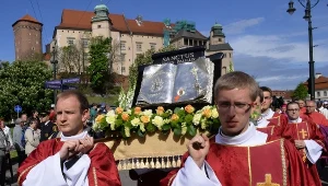 Tradycyjna procesja ku czci św. Stanisława przeszła z Wawelu do klasztoru oo. Paulinów na Skałce 