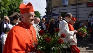Metropolita warszawski kard. Kazimierz Nycz i metropolita krakowaki kard. Stanisław Dziwisz podczas procesja ku czci św. Stanisława