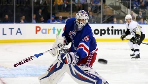 Henrik Lundqvist świetnie spisał się w szóstym meczu z Pittsburgh Penguins
