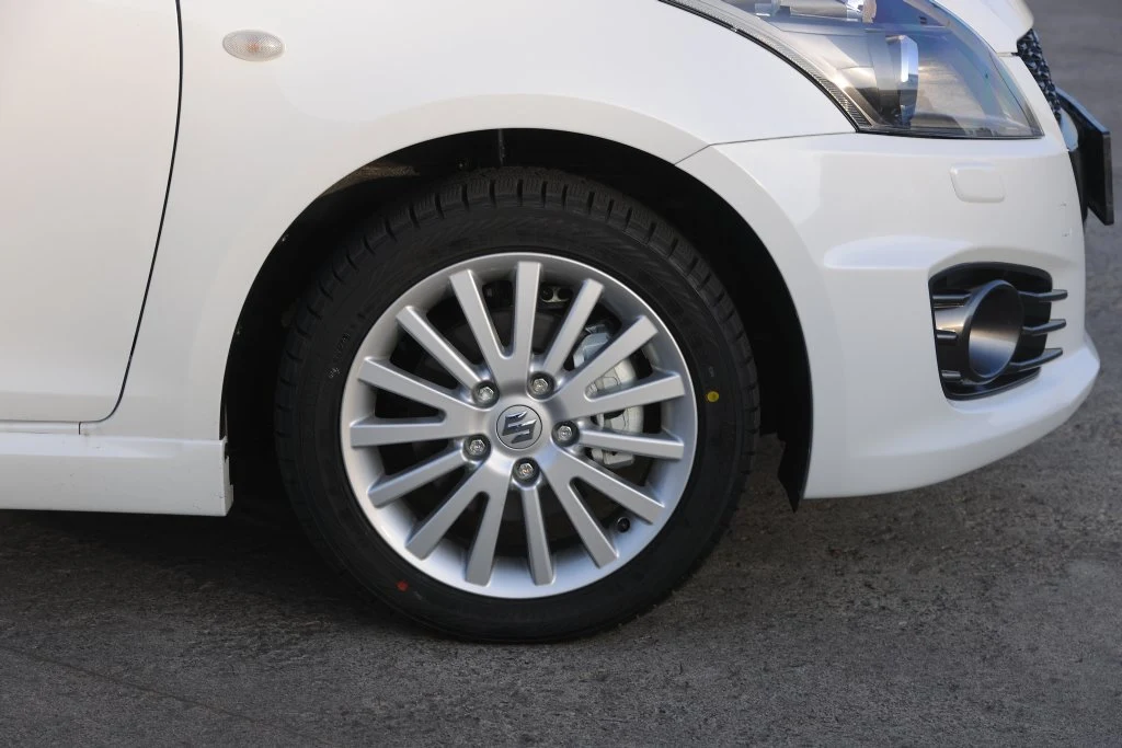 Wersja Sport ma: felgi 17'' z lekkich stopów...