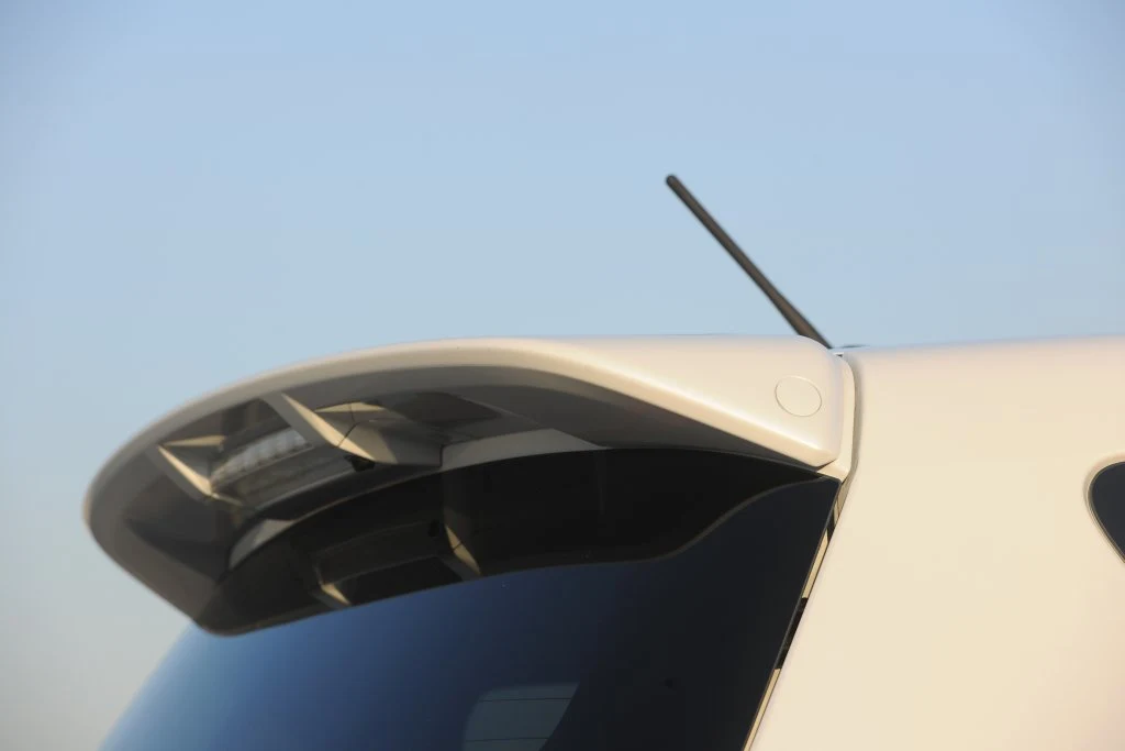 ...dość znacznych rozmiarów lotkę dachową nad tylną szybą...