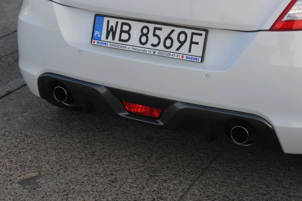 ...oraz grafitową nakładkę tylnego zderzaka z dwiema końcówkami wydechu.