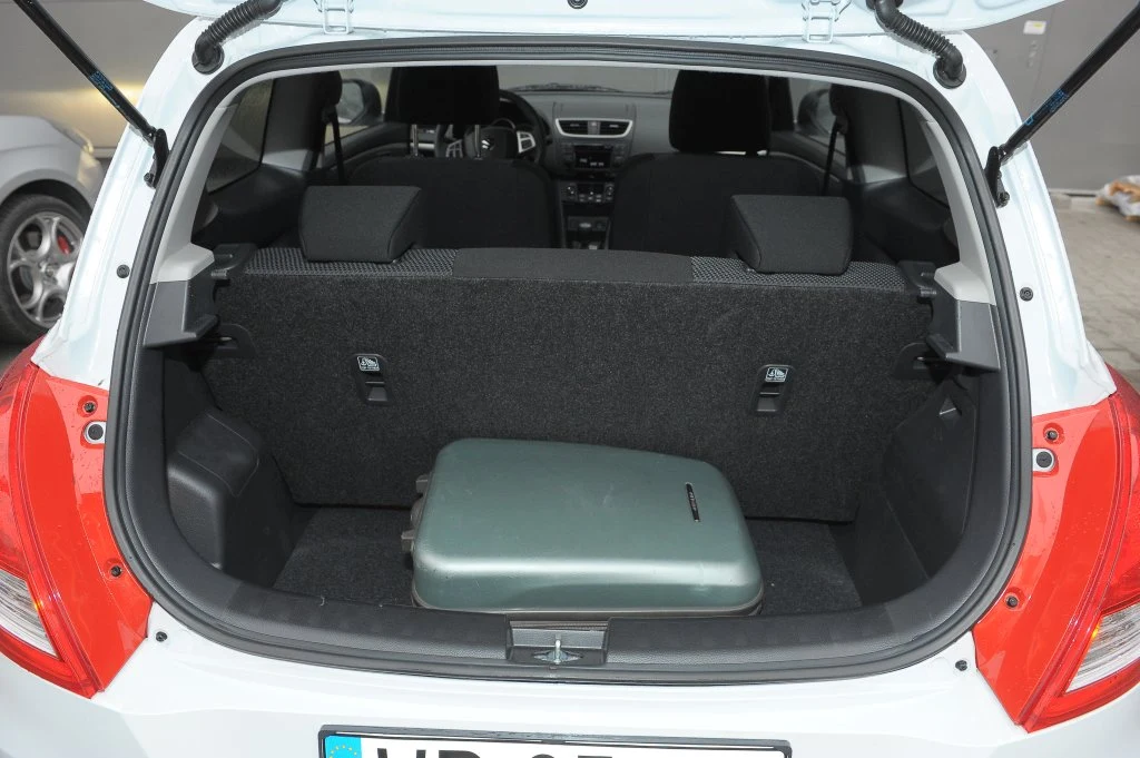 Bagażnik Swifta jest niezbyt duży (od 211 do 892 l), a dostęp do niego utrudnia wysoko położony próg.