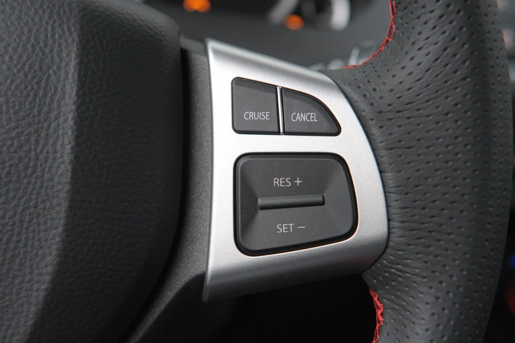 Seryjny jest też obsługiwany prawym kciukiem tempomat.