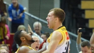 Gracze Trefla Simas Buterlevicius (P) i Lance Jeter (L) fetują awans drużyny do półfinału 