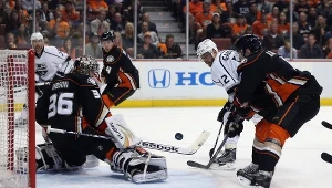 Bramkarz Anaheim Ducks John Gibson broni strzał Mariana Gaborika z Los Angeles Kings