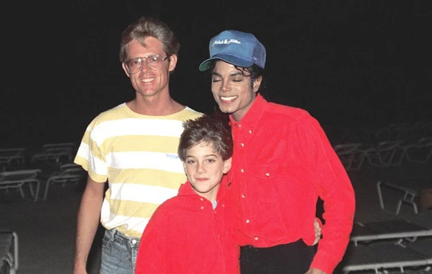 Michael Jackson i mały James Safechuck w 1988 roku Michael Jackson i mały James Safechuck w 1988 roku