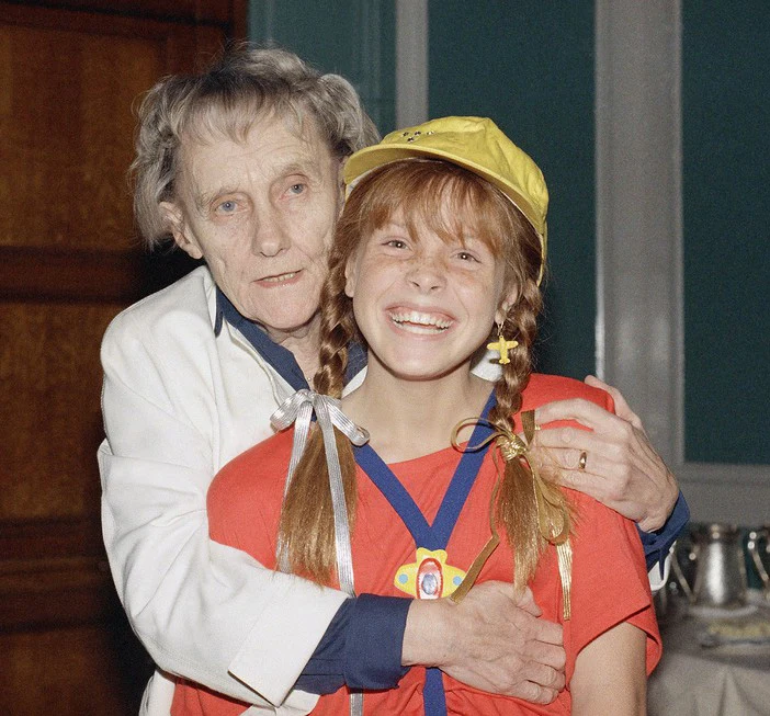 Tami Erin pozuje z Astrid Lindgren, 1986 r. Tami Erin pozuje z Astrid Lindgren, 1986 r.