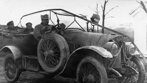 Jedna z fotografii przekazanych w darze Muzeum Historii Fotografii. Jan Z. Włodek prowadzi swojego fiata - dyspozycyjny samochód Departamentu Wojskowego. 
