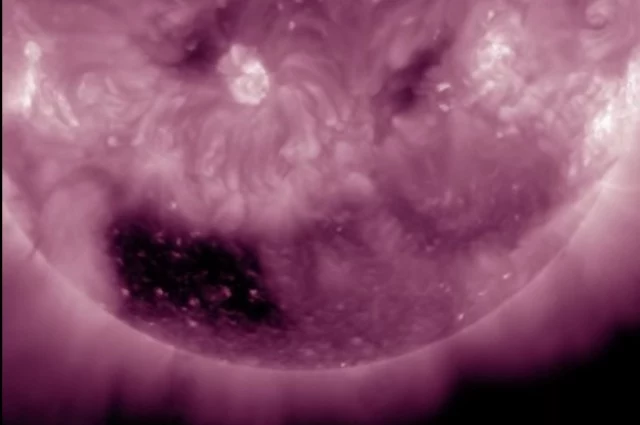 Satelita SDO zaobserwował największą w historii dziurę koronalną - kształtem zbliżona jest do kwadratu