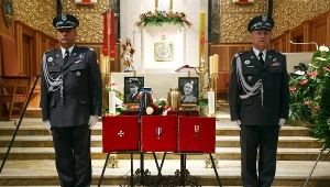 Warta przy urnach z prochami podczas mszy pogrzebowej pierwszego dowódcy legendarnego Dywizjonu 303 płk. pil. Zdzisława Krasnodębskiego i jego żony Wandy