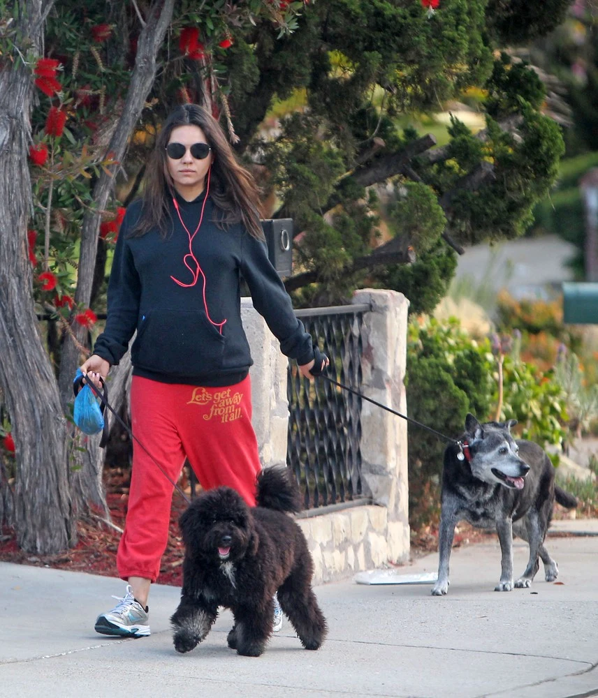 Mila Kunis na spacerze Mila Kunis na spacerze