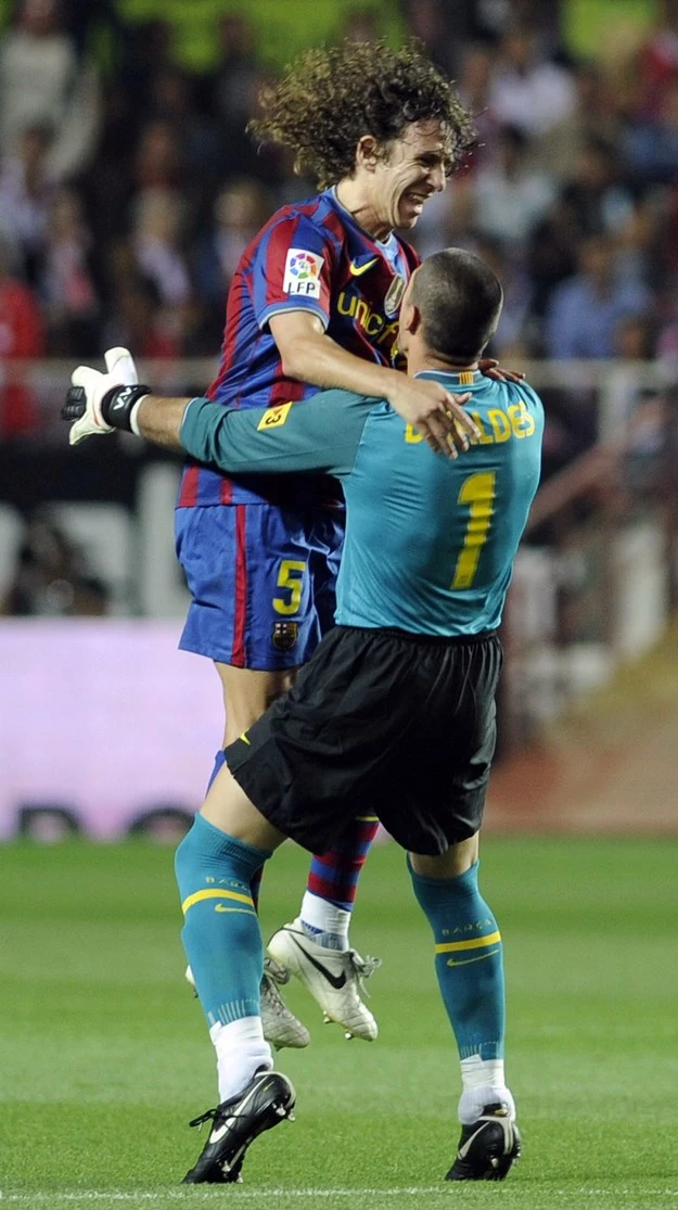 Carles Puyol i Victor Valdes cieszą się z kolejnego sukcesu Carles Puyol i Victor Valdes cieszą się z kolejnego sukcesu