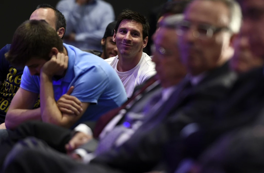 Carles Puyol na specjalnie zosrganizowanej konferencji prasowej poinformował oficjalnie, że żegna się z FC Barcelona i kończy karierę piłkarską Carles Puyol na specjalnie zosrganizowanej konferencji prasowej poinformował oficjalnie, że żegna się z FC Barcelona i kończy karierę piłkarską