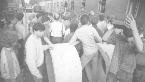 Młodzież budowała barykady na ulicach Krakowa - sceny z maja 1989 r.