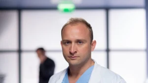 Borys Szyc wcieli się w Przemka Karskiego, lekarza, który trafi pod skrzydła Alicji. Możemy się spodziewać, że dr Keller i nowego chirurga połączy coś więcej niż tylko koleżeńska zażyłość...