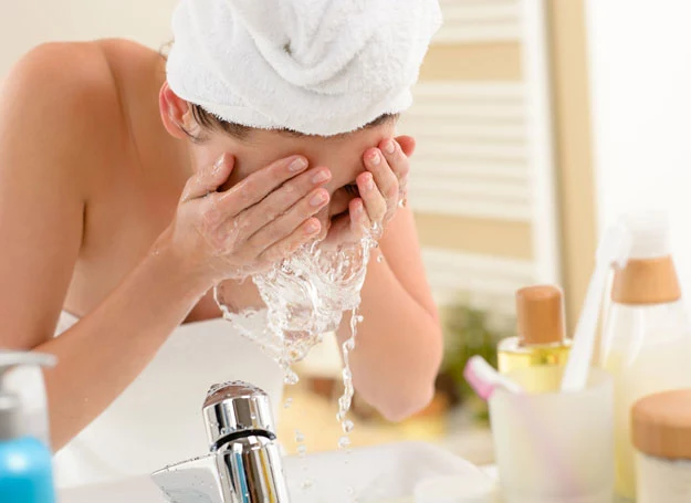 Woda termalna znajduje swoje zastosowanie nie tylko przy pielęgnacji skóry wrażliwej