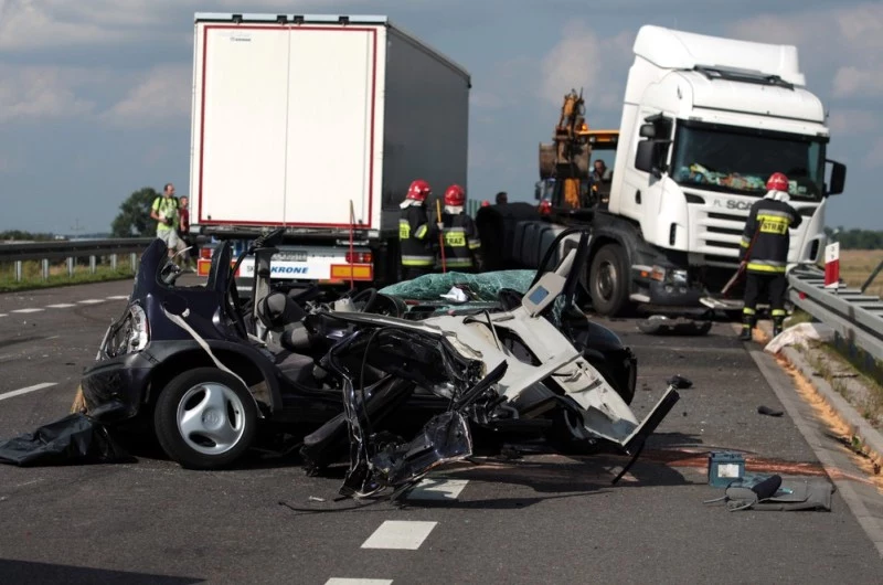 Na takiej drodze ciężarówki nie mogą jechać szybciej niż 70 km/h. Teoretycznie...