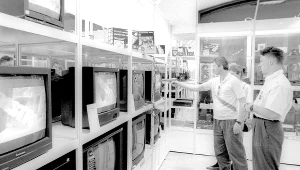 Warszawa, 1992 r., Dom Handlowy "BAS", jeden z pierwszych dużych prywatnych sklepów w Warszawie