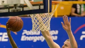 Koszykarz Rosy Radom Korie Lucious (L) blokowany przez Damiana Kuliga (P) z PGE Turowa Zgorzelec 