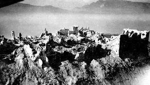 "Tam wróg twój sie ukrył jak szczur". Ruiny na Monte Cassino - ilustracja do książki Peter Caddick-Adams "Monte Cassino. Piekło dziesięciu armii" Wydawnictwo ZNAK