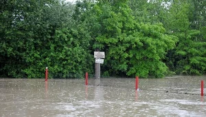 Strażacy apelują, by nie zbliżać się do rwących rzek