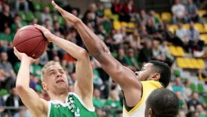 Koszykarz Stelmetu Zielona Góra Łukasz Koszarek (L) blokowany przez Lance'a Jetera (P) z Trefla Sopot 