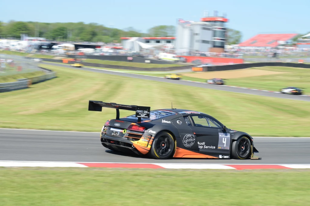 Reprezentant belgijskiej ekipy Audi WRT Mateusz Lisowski na torze Brands Hatch