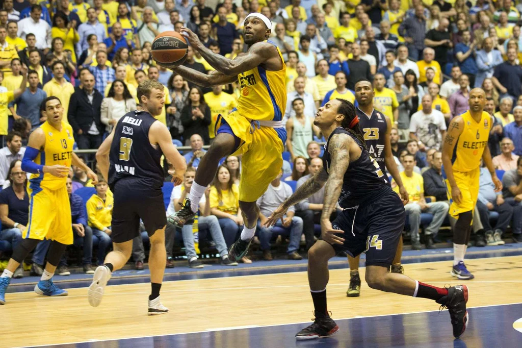 Z piłką Tyrese Rice Z piłką Tyrese Rice