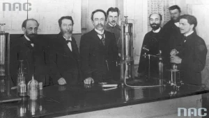 Uniwersytet Jagielloński w Krakowie - Instytut Chemiczny, prof. Karol Olszewski (trzeci z lewej) wśród współpracowników