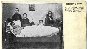 Września (zabór pruski), rok 1901. Karta pocztowa. Opis na karcie: "Chora Piasecka, skazana przez sad pruski na dwa i pół roku więzienia, z dziećmi i starą matką" /Reprodukcja: Janusz Fila