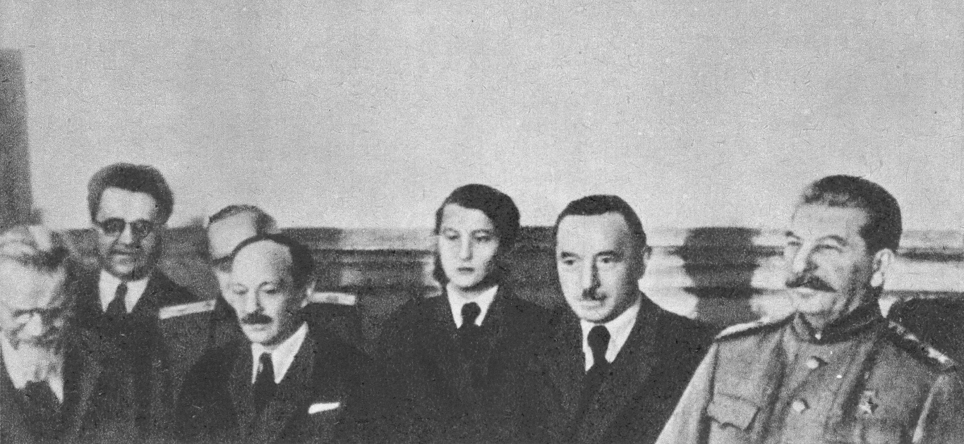 Moskwa, 21.04.1945, podpisanie paktu polsko-radzieckiego o przyjaźni, pomocy wzajemnej oraz współpracy, n/z od prawej: Józef Stalin, Bolesław Bierut, Wanda Wasilewska Moskwa, 21.04.1945, podpisanie paktu polsko-radzieckiego o przyjaźni, pomocy wzajemnej oraz współpracy, n/z od prawej: Józef Stalin, Bolesław Bierut, Wanda Wasilewska