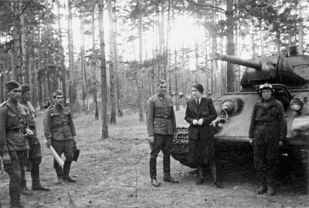 1 Dywizja Piechoty im. Tadeusza Kościuszki, przy czołgu Wanda Wasilewska 1 Dywizja Piechoty im. Tadeusza Kościuszki, przy czołgu Wanda Wasilewska