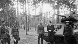 1 Dywizja Piechoty im. Tadeusza Kościuszki, przy czołgu Wanda Wasilewska