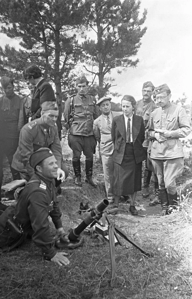 Inspekcja w 1 Dywizji Piechoty im. Tadeusza Kościuszki, n/z płk Zygmunt Berling i Wanda Wasilewska Inspekcja w 1 Dywizji Piechoty im. Tadeusza Kościuszki, n/z płk Zygmunt Berling i Wanda Wasilewska