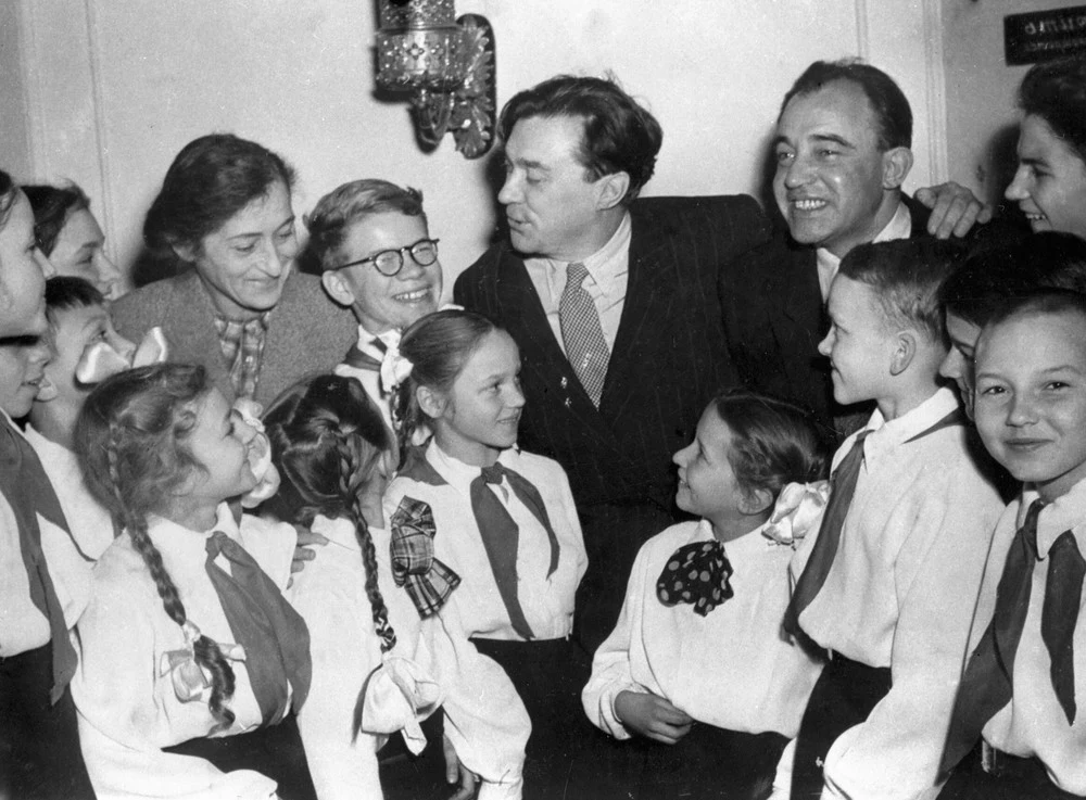 Wanda Wasilewska, Borys Polewoj i Aleksander Kornijczuk (trzeci mąż Wasilewskiej) z pionierami Wanda Wasilewska, Borys Polewoj i Aleksander Kornijczuk (trzeci mąż Wasilewskiej) z pionierami