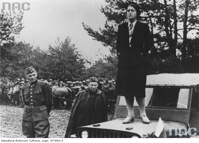 Zygmunt Berling i Włodzimierz Sokorski przyglądają się nogom Wandy Wasilewskiej Zygmunt Berling i Włodzimierz Sokorski przyglądają się nogom Wandy Wasilewskiej