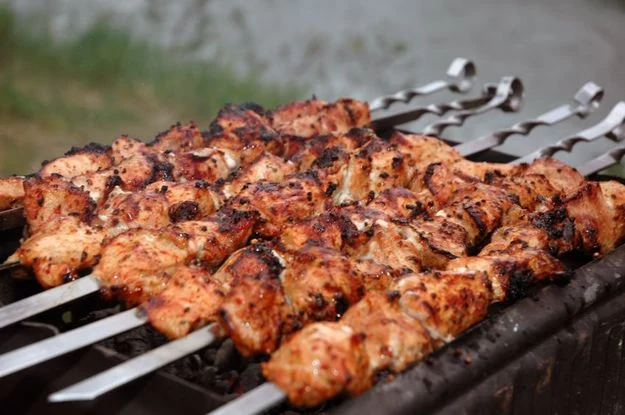 W Rosji ruszt na daczy jest świętością. Bez szaszłyków i dobrej wódki się nie obejdzie