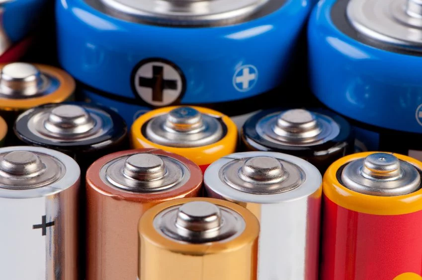 22 proc. Polek i Polaków przyznaje, że zdarzyło im się wyrzucić baterie do odpadów zmieszanych. Powinny one trafić do specjalnych pojemników, które umieszczone są np. w sklepach z elektroniką
