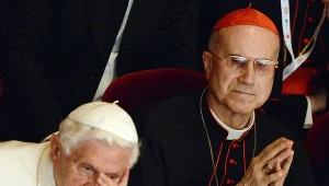 Kardynał Bertone (z prawej) na zdjęciu z papieżem Benedyktem VVI