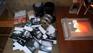 Z wystawy katowickiego IPN. Metody inwigilacji społeczeństwa w PRL przez Służbę Bezpieczeństwa za pomocą środków technicznych: tajnych obserwacji, dokumentacji fotograficznej, perlustracji korespondencji i podsłuchów