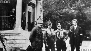 III powstanie śląskie. Grupa oficerów 1 Dywizji Wojsk Powstańczych przed pałacem w Slawentzitz (późn. nazwa: Sławięcice). Na pierwszym planie stoją: kapitan Leon Bulowski, kapitan Robert Oszek (2. z prawej), kapitan Jan Chodźko, porucznik Jan Kowalewski