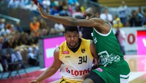 Lance Jeter z Trefla (L) mija Christiana Eyengę 